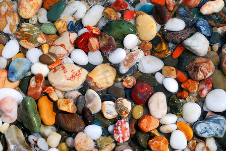 水中的多彩多姿的海卵石