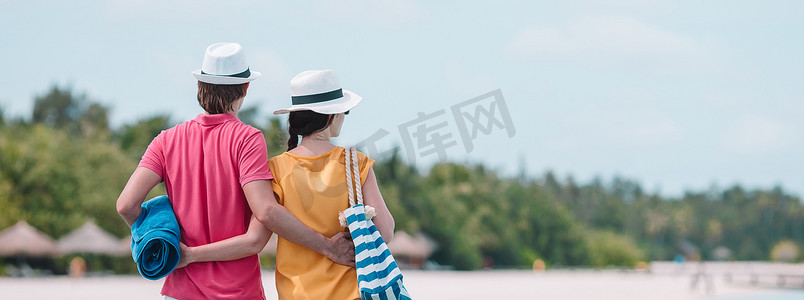 年轻夫妇在热带岛屿的海滩码头度蜜月