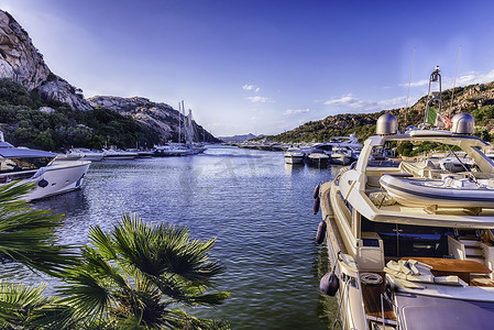costa摄影照片_Poltu Quatu、Costa Smeralda、撒丁岛、意大利风景秀丽的港口