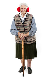 拄着拐杖、戴着人造毛皮耳罩的老妇人