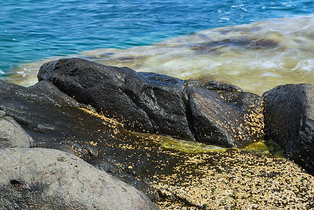 大海和石头摄影照片_蓝色的大海和石头