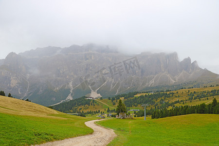 意大利多洛米蒂山的山峰笼罩在雾中。