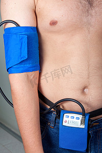 一名男性患者的动态心电图监测器