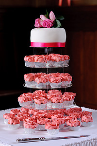 婚礼上的粉色杯子蛋糕