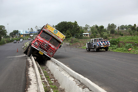 印度浦那 — 2015 年 6 月 27 日：一辆失去控制的卡车 o