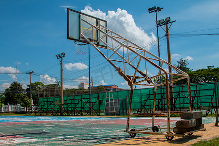 户外篮球场摄影照片_篮球户外篮球场网篮圈板室外蓝天。