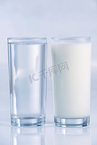 一杯水和牛奶