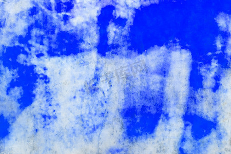 旧浅色大理石抽象墙纹理背景上的蓝色油漆斑点和图案