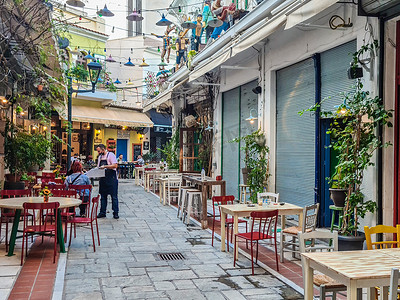 塞萨洛尼基，希腊人们在户外小酒馆餐厅的希腊用餐场景。