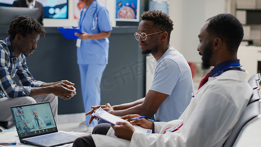 一组男性通过远程视频通话与医生会面