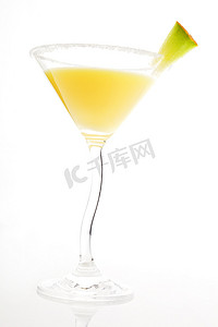 黄色鸡尾酒摄影照片_孤立的美味黄色鸡尾酒。