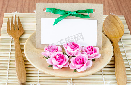 空白笔记摄影照片_与空白笔记的浪漫餐桌设置。