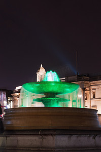 晚上特拉法加广场的喷泉