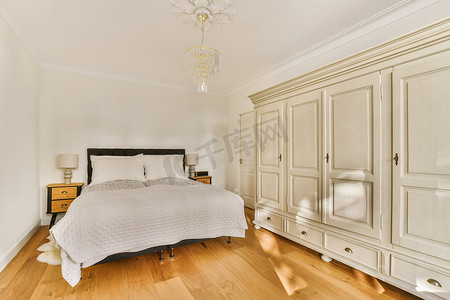 一间带大床和白色橱柜的卧室