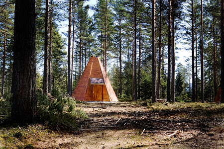森林中的帐篷小屋