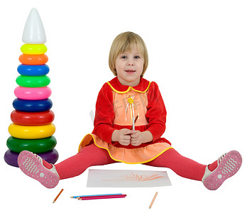 小女孩和玩具金字塔和蜡笔