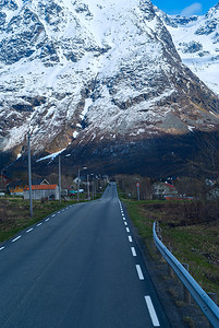 挪威大雪山的柏油路
