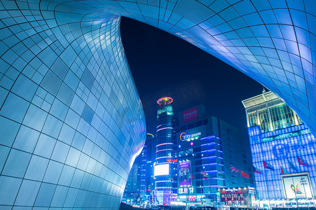 现代大门摄影照片_东大门设计广场是由扎哈·哈迪德设计的首尔现代建筑。