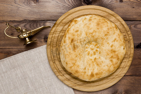 烘焙面包摄影照片_传统的乌兹别克大饼