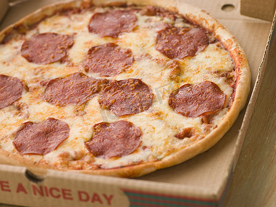 外卖盒装意大利辣香肠披萨