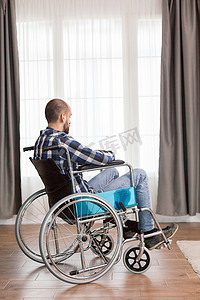 坐轮椅的人独自生活