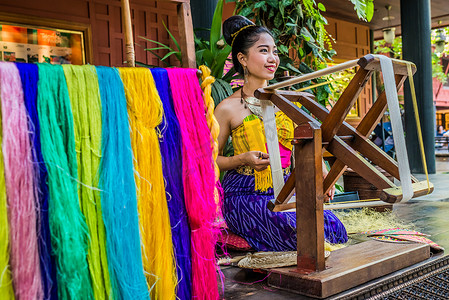 纺丝摄影照片_一位女士正在纺丝 吉姆汤普森故居博物馆曼谷泰国