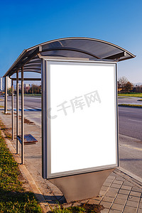 城市公共汽车站的空白广告海报板