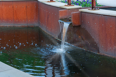 池塘瀑布摄影照片_花园池塘供水。