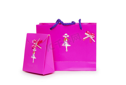 粉色礼品盒摄影照片_白色背景上的粉色礼品盒。