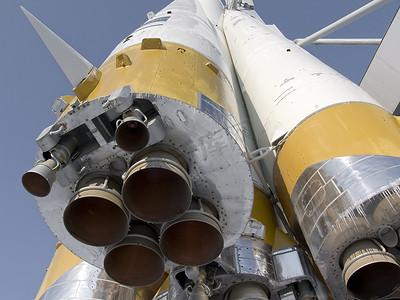 襟翼摄影照片_发射台上的太空火箭。