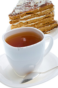 红茶杯和一块蜂蜜蛋糕