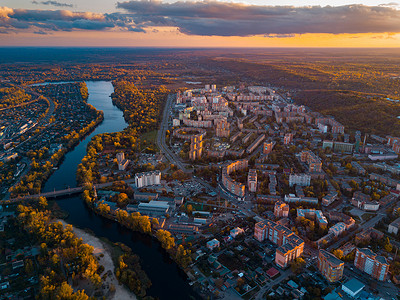 乌克兰秋季阳光明媚的夜晚，从空中俯瞰波尔塔瓦市的建筑