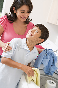 母亲和儿子洗衣服