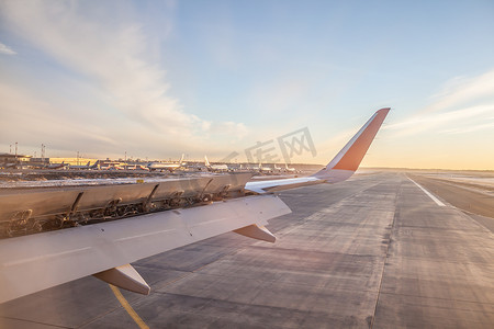 飞机机翼摄影照片_通过照明器看到的飞机机翼和地面。