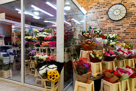 白俄罗斯明斯克 — 2021年12月20日：一家花店的内部，一家卖鲜切花和花束的花店