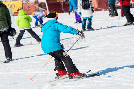 儿童滑雪摄影照片_滑雪者冬季在韩国德裕山滑雪胜地滑雪。