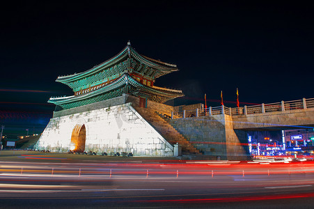 晚上在韩国水原有车灯的华城堡垒