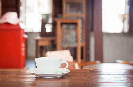 可可奶摄影照片_在木桌上的加奶咖啡杯