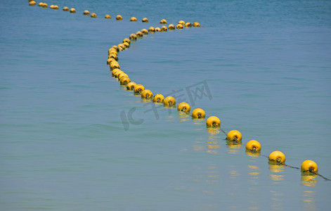 蓝色海水中的黄色浮标链