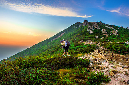 奥赛德摄影照片_游客在韩国雪岳山周围拍照留念。