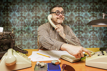 1960 年代在办公室打电话的戴眼镜员工