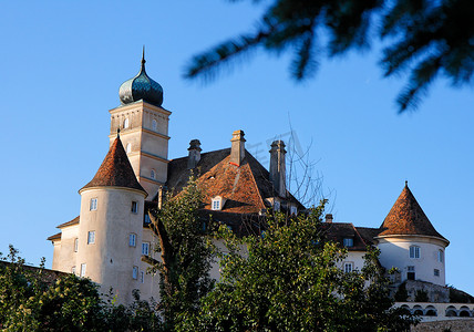 天空背景中亚苏特里亚多瑙河谷文艺复兴时期 Schonbuhel 城堡的塔楼和屋顶