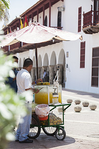 印第亚斯卡塔赫纳海关广场的橙汁街头小贩