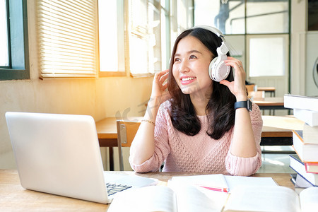 在学习时心情好的年轻女人听音乐