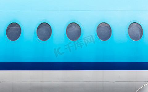 蓝色航天航空摄影照片_蓝色飞机的窗户