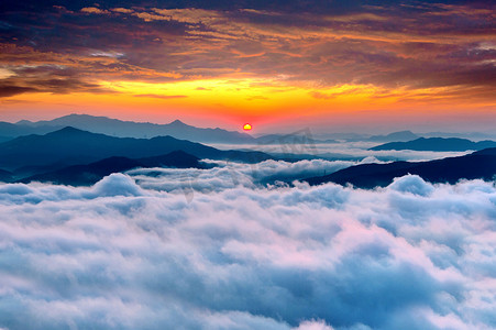 seo摄影照片_Seoraksan 山脉被晨雾和日出覆盖在 Seo