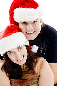 近距离观看戴着圣诞帽的年轻夫妇