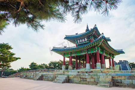 水原的华城，在韩国很有名。