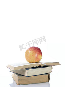 书籍上的苹果摄影照片_书本上的红苹果
