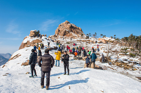 魏轻和岳山摄影照片_游客在韩国雪岳山周围拍摄美丽的风景。